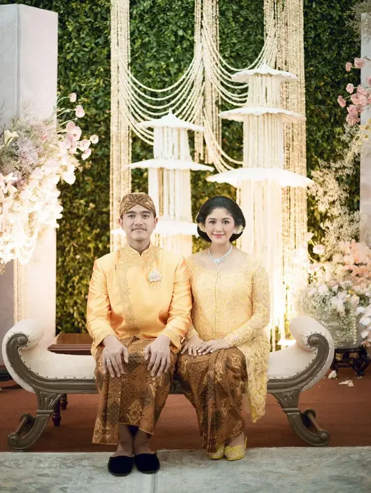 Sedangkan di Upacara Tingkeban, Erina Gudono dan Kaesang Pangarep tampil bak pengantin lagi dalam busana khas Jawa berwarna kuning. [Foto: Instagram/erinagudono]