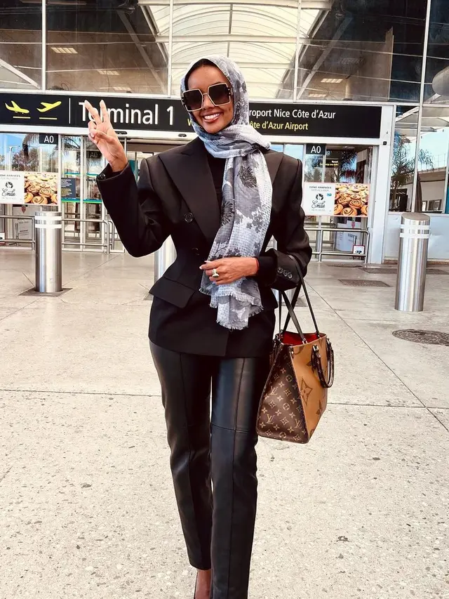6 Gaya Hijab Model Papan Atas Halima Aden yang Kekinian dan Unik