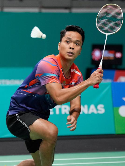 <p>Anthony Sinisuka Ginting saat melawan Anders Antonsen pada pertandingan tunggal putra turnamen bulu tangkis Malaysia Open 2023 di Bukit Jalil Axiata Arena, Kuala Lumpur, Malaysia, Kamis (12/1/2023). Anthony Sinisuka Ginting mengalahkan Anders Antonsen dengan skor 21-14, 17-21, dan 21-17. (AP Photo/Vincent Thian)</p>