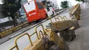 Kondisi pembatas jalur bus transjakarta yang rusak di Jalan Warung Jati Barat, Jakarta, Minggu (10/2). Kurangnya perawatan menyebabkan sejumlah pembatas di kawasan tersebut rusak sehingga butuh penanganan. (Liputan6.com/Immanuel Antonius)