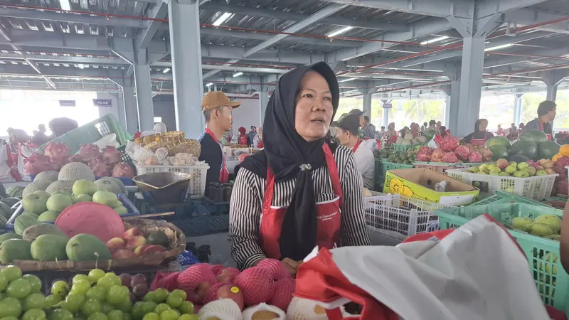 Sudarmi, pedagang buah di Pasar Pasir Gintung yang mengeluh pendapatannya berkurang lantaran masih ada pedagang yang berjualan di badan jalan pasar setempat. Foto : (Liputan6.com/Ardi).