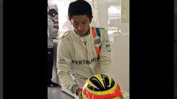 Pebalap Manor Racing asal Indonesia, Rio Haryanto, bersiap mengikuti latihan bebas pertama F1 GP China di Sirkuit Internasional Shanghai, China, Jumat (15/4/2016). (Bola.com/Twitter/Manorracing)
