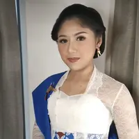 Tampilannya semakin stunning dengan selendang biru yang disematkan pada salah satu pundaknya. Selendang tersebut pun dihiasi bros keemasan. @fidelhertamakeup
