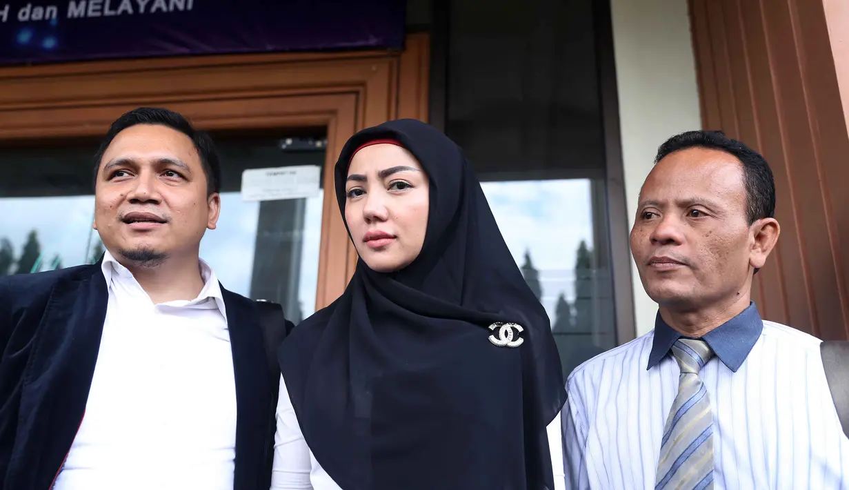 Seperti diketahui, Bella Shofie resmi menikah pada 10 Mei 2015. Setelah beberapa kali isu tidak harmonis muncul, pada Selasa 16 Februari 2016 Bella bersama kuasa hukumnya menggugat cerai suaminya ke PA Jakarta Selatan. (Nurwahyunan/Bintang.com)