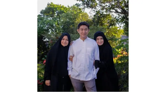 Jarang Tersorot, Ini 6 Potret Kebersamaan Yulia Rachman dan Dua Adiknya