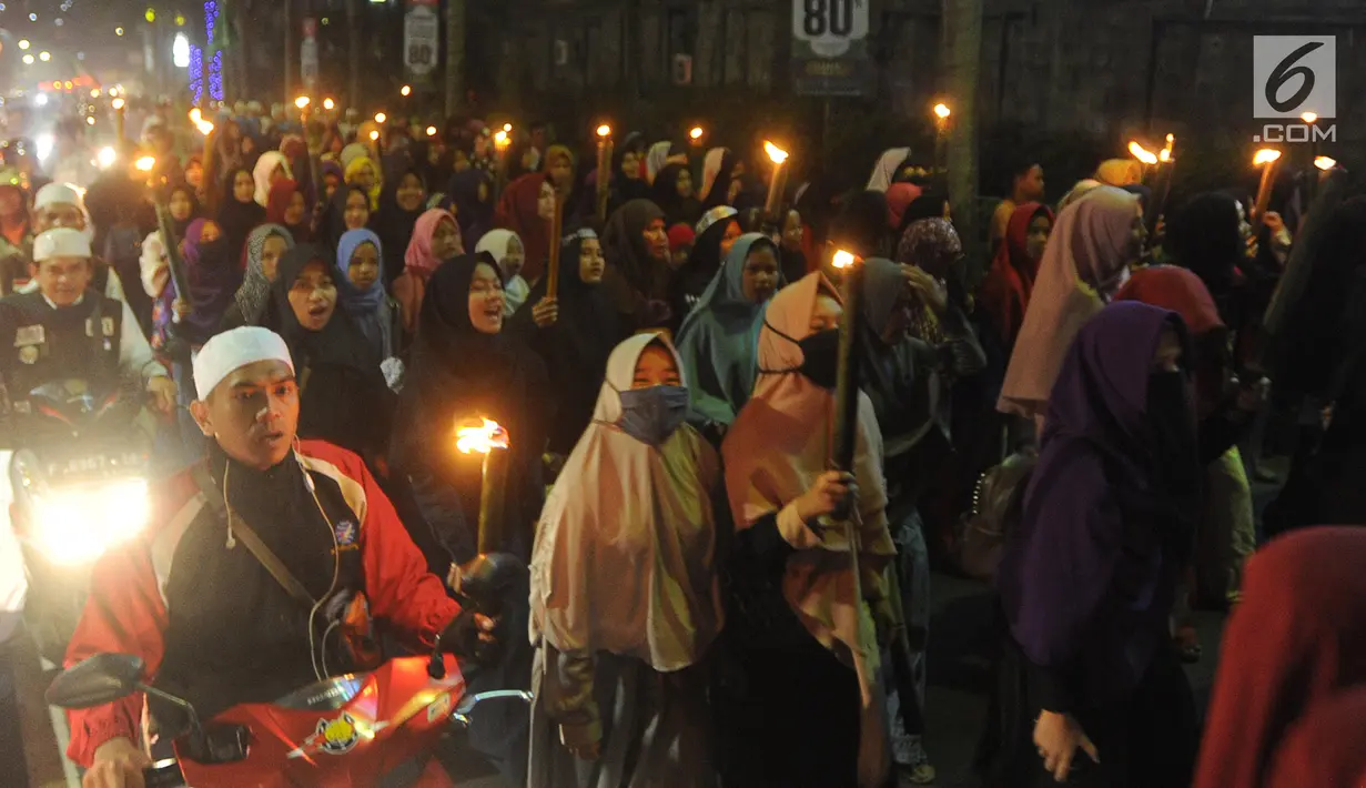 Pemandangan saat ratusan umat Islam dari bebagai elemen menggelar pawai obor di Empang, Bogor, Jawa Barat, Senin (14/5). Pawai  dilakukan menyambut 1 Ramadan 1439 H dan mengajak umat muslim menjalankan puasa satu bulan penuh. (Merdeka.com/Arie Basuki)