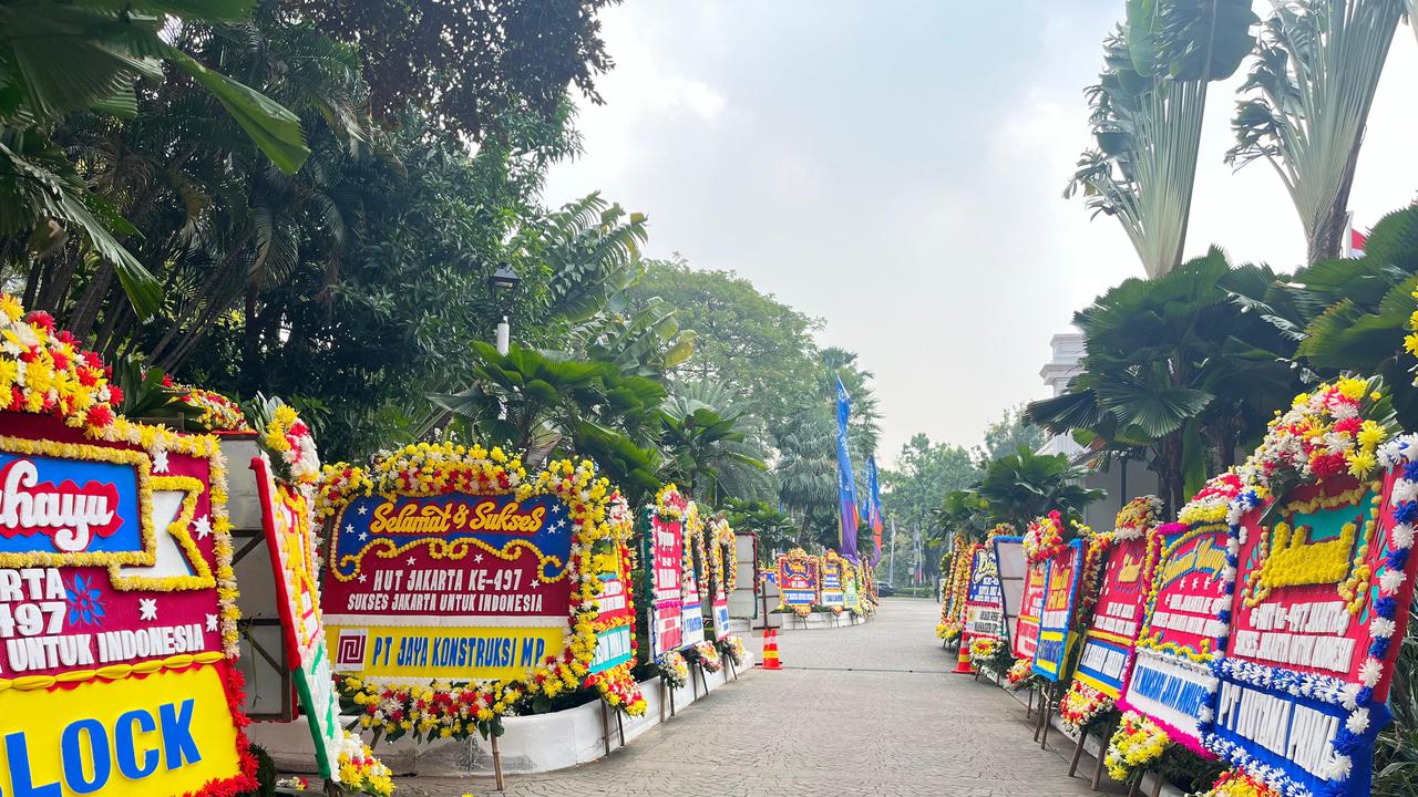 Halaman Balai Kota Jakarta dipenuhi karangan bunga karena HUT ke-497 Jakarta. Karangan bunga dikirim oleh berbagai lembaga, instansi, dan tokoh. (Winda Nelfira).