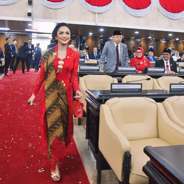 Krisdayanti tampil dengan kebaya merah (Instgram/krisdayantilemos)
