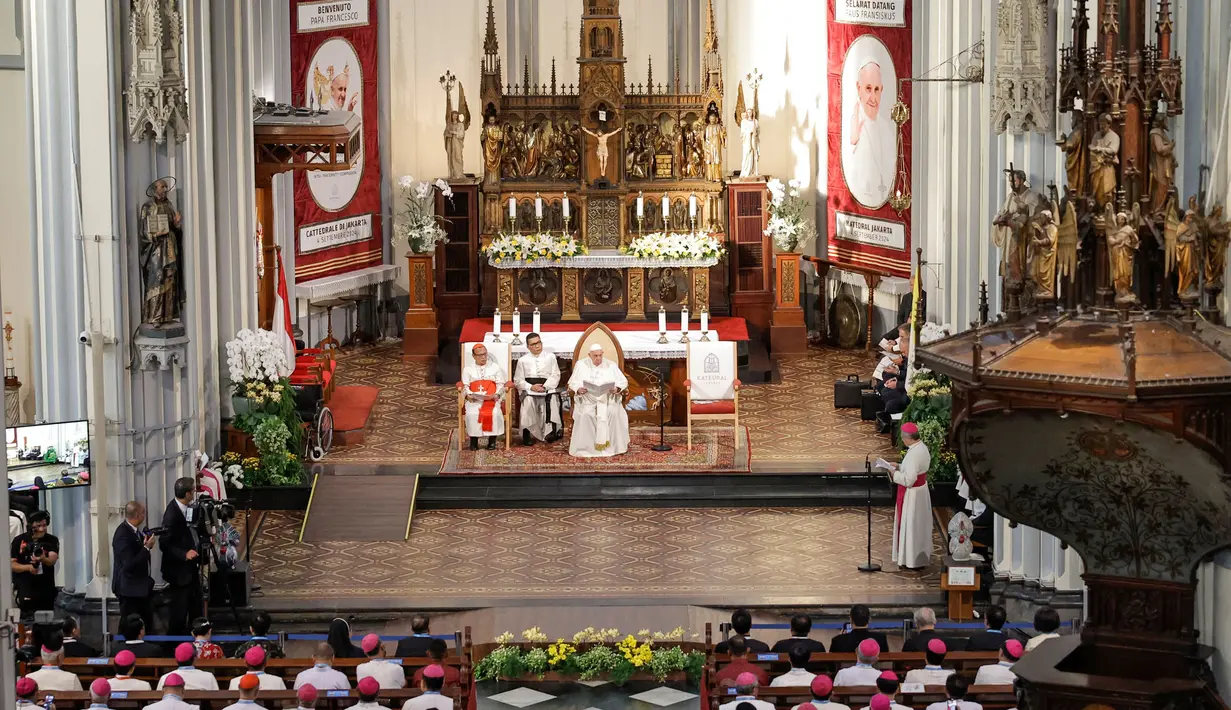 Kehadiran Paus Fransiskus di Katedral Santa Perawan Maria Diangkat ke Surga ditemani Kardinal Ignatius Suharyo, Uskup Agung Jakarta dan Uskup Bandung Antonius Subianto Bunjamin. (Yasuyoshi CHIBA/POOL/AFP)