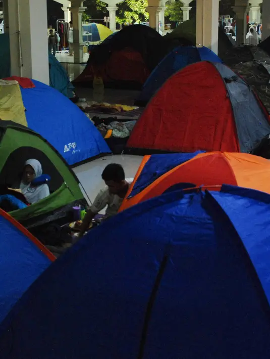 Warga menggelar tenda untuk melakukan iktikaf di sebuah masjid di Bandung (6/6). Umat muslim melakukan iktikaf atau berdiam dan beribadah di masjid juga untuk meraih malam Lailatul Qadar. (AFP/Timur Matahari)