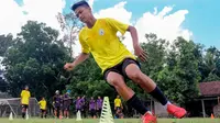 Aksi pemain muda PSS Sleman U-16, Hokky Caraka yang sukses lolos program Garuda Select season III. (Dok PSS Sleman)