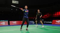 Ganda putra Indonesia, Mohammad Ahsan/Hendra Setiawan, berlatih di Ceres Arena, Aarhus, Kamis (7/10/2021), jelang perhelatan Piala Thomas dan Uber 2020. (PBSI)