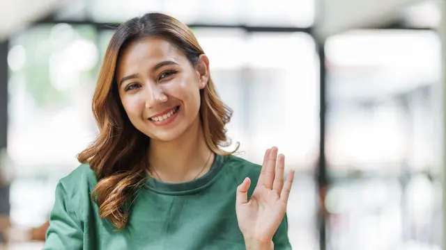 dewasa baju hijau bahagia