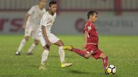 Pemain Persija Jakarta, Riko Simanjuntak melepaskan tembakan saat diadang pemain Persebaya pada laga Gojek Liag 1 bersama Bukalapak di Stadion PTIK, Jakarta (26/6/2018). Persija dan Persebaya bermain imbang 1-1. (Bola.com/Nick Hanoatubun)