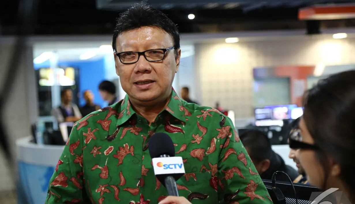 Menteri Dalam Negeri Tjahjo Kumolo saat berkunjung ke SCTV Tower, Jakarta, Senin (10/11/2014) (Liputan6.com/Dono Kuncoro)