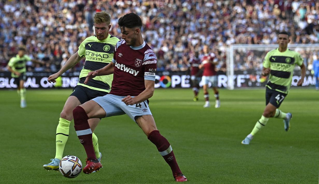 Declan Rice terus membuktikan dirinya sebagai salah satu gelandang terbaik di Premier League. Penampilan solidnya bersama West Ham membuat ia dipanggil timnas Inggris untuk berlaga di Piala Dunia 2022 Qatar. Pada musim 2022/23, Rice telah memainkan 13 pertandingan di Premier League bersama West Ham dengan menyumbang satu gol dan dua assist. (AFP/Justin Tallis)