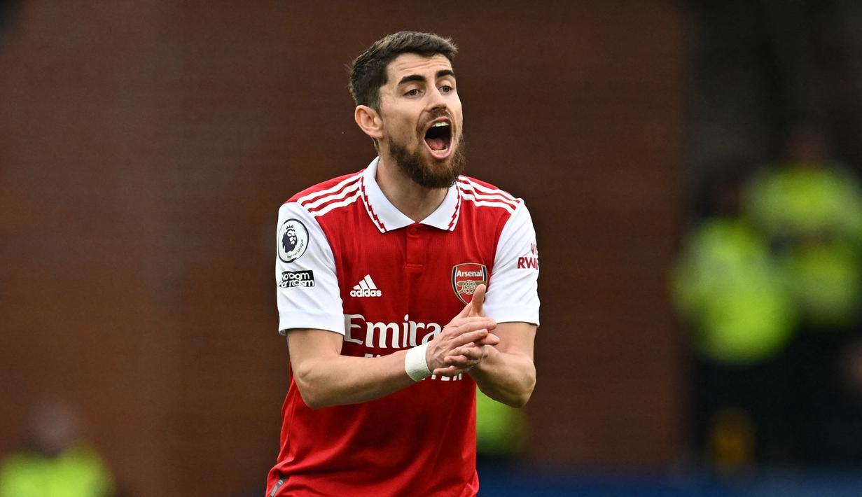 Ekspresi gelandang Arsenal, Jorginho saat menghadapi Everton dalam laga Liga Inggris 2022/2023 di Goodison Park, Liverpool (4/2/2023). Baru didatangkan pada bursa transfer Januari 2023 dari Chelsea, Jorginho menjadi pemain tertua dalam skuad Arsenal musim 2022/2023. Saat ini ia telah menginjak usia 31 tahun. (AFP/Paul Ellis)
