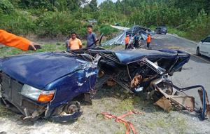 Truk gagal nanjak tabrak mobil di jalur alternatif KM 06-07, tepatnya di Dusun Talun Sungkit, Nagori Pondok Bulu. (Dok. Istimewa)