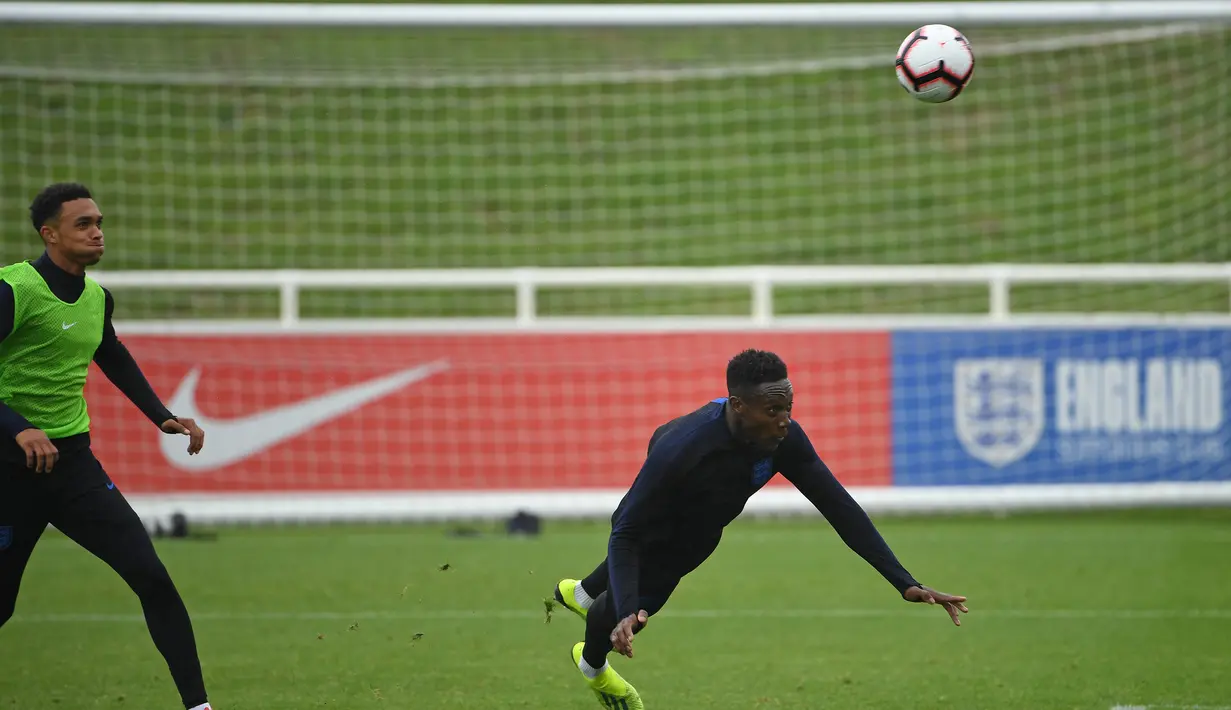 Striker Inggris, Danny Welbeck (kanan) menyundul bola saat latihan di St George's Park di Burton-on-Trent, Inggris (4/9). Inggris akan bertanding melawan Spanyol laga persahabatan internasional 8 September. (AFP Photo/Paul Ellis)