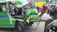 Angkot yang mengalami kecelakaan di Jalan Transyogi, Desa Mekarsari, Kecamatan Cileungsi, Kabupaten Bogor, Jawa Barat, Senin (4/2/2019). (Liputan6.com/Achmad Sudarno)