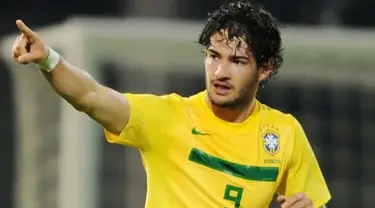 Selebrasi striker Timnas Brasil Alexandre Pato usai menjebol gawang Ekuador pada partai ketiga Grup B Copa America di Cordoba, 13 Juli 2011. AFP PHOTO/ANTONIO SCORZA