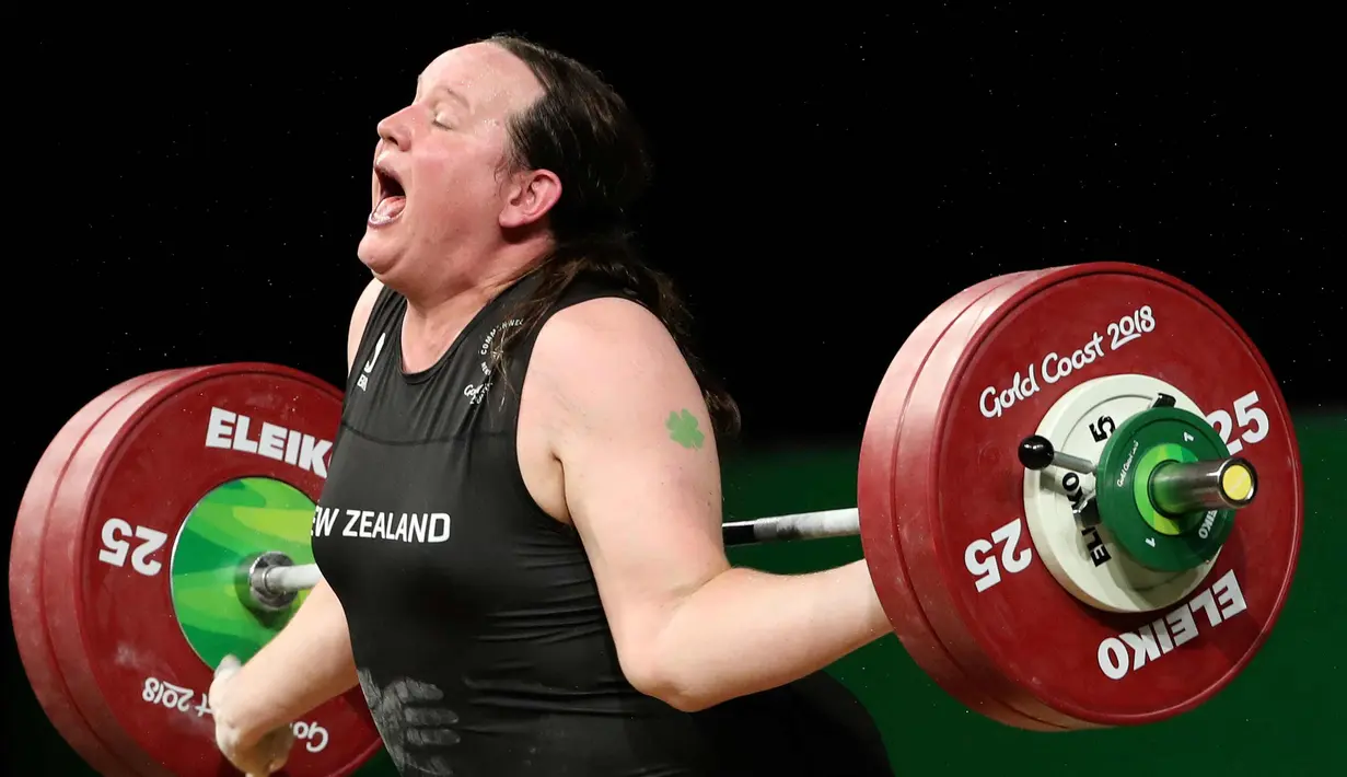 Laurel Hubbard saat gagal mengangkat besi dalam perebutan final angkat besi wanita + 90kg pada Commonwealth Games 2018 di Gold Coast, Australia, (9/4). Hubbard merupakan atlet angkat besi transgender asal Selandia Baru. (AP Photo/Mark Schiefelbein)