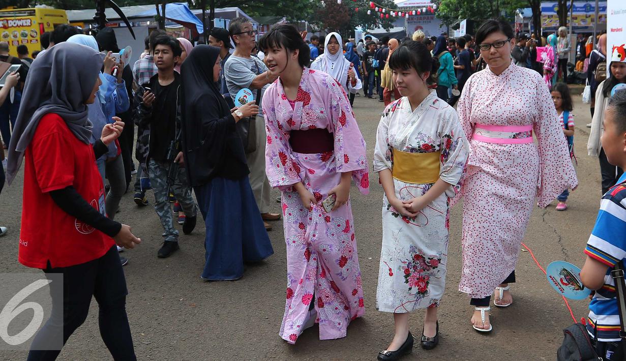 Pengunjung menggunakan kimono saat festival Jak-Japan Matsuri 2016 di Jakarta, Sabtu (3/9). Kimono merupakan pakaian khas negeri sakura dan memiliki ciri khas masing-masing yang sering di gunakan oleh para wanita Jepang. (Liputan6.com/Angga Yuniar)