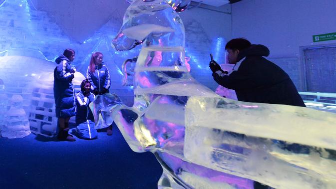 Para wisatawan mengunjungi Frost Magical Ice of Siam di Provinsi Chon Buri, Thailand, pada 1 Desember 2020. Suhu di Frost Magical Ice of Siam, yang mencakup area seluas 30.000 meter persegi, dijaga pada angka minus 10 derajat Celsius. (Xinhua/Rachen Sageamsak)