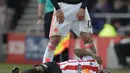Ekspresi pemain MU, Chris Smalling, setelah melanggar pemain Sunderland, Dame N'Doye, dalam laga Liga Inggris di Stadium of Lights, Sunderland, Sabtu (13/2/2016) malam WIB. (AFP/Oli Scarff)