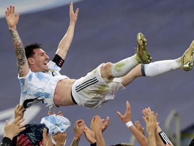 Megabintang Argentina, Lionel Messi, diangkat oleh rekan-rekannya usai berhasil membawa Tim Tango menaklukkan Brasil sekaligus mengunci gelar juara Copa America 2021 di Stadion Maracana, Rio de Janeiro, Brasil, Minggu (11/7/2021) .(Foto: AFP/Carl De Souza)