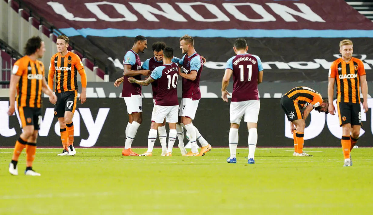 Para pemain West Ham United merayakan gol yang dicetak oleh Sebastien Haller ke gawang Hull City pada laga Piala Liga Inggris di Stadion London, Rabu (23/9/2020). West Ham menang dengan skor 5-1. (AP/Alastair Grant, Pool)