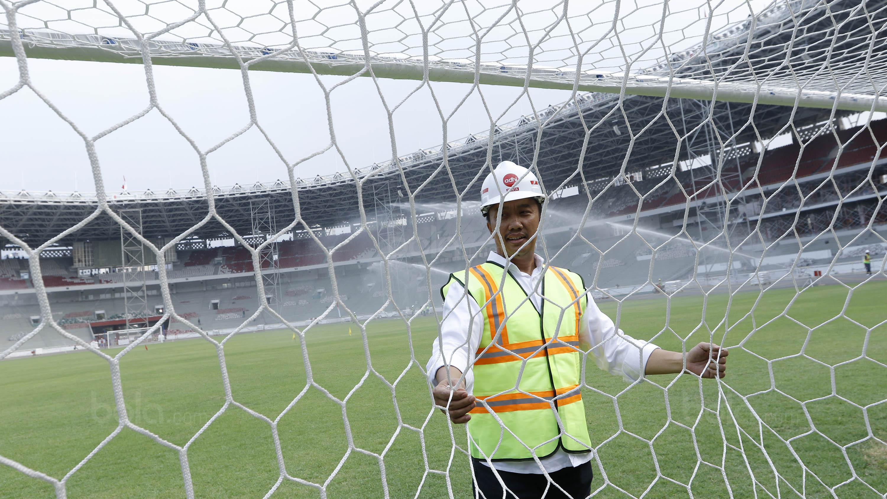 Menpora RI, Imam Nahrawi, mengecek jaring gawang saat meninjau SUGBK di Senayan, Jakarta, Selasa (8/8/2017). (Bola.com/M Iqbal Ichsan)