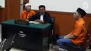 Terdakwa Kasus Terorisme Kelompok ISIS Surabaya Abdul Kahfi (kanan) dan Rizky Ardian Sulanjana (kiri) saat menjalani sidang di Pengadilan Negri Jakarta Barat, Selasa (8/1). Agenda sidang tersebut mendengarkan keterangan saksi. (Liputan6.com/Johan Tallo)