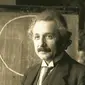 Albert Einstein saat memberikan kuliah di Wina pada 1921. (Public Domain)