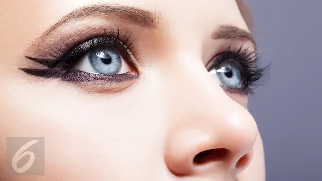Ilustrasi Eyeliner Berwarna