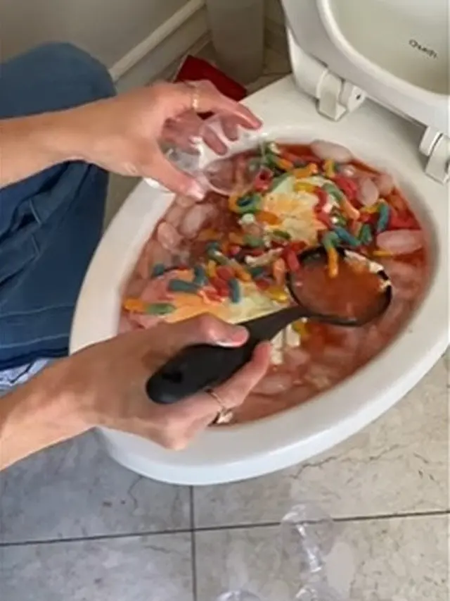 6 Potret Penggunaan Toilet Duduk Ini Nyeleneh, Absurd Banget