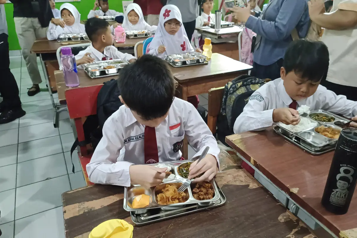 Program Makan Bergizi Gratis (MBG) di wilayah Jakarta Selatan dimulai pada Senin, (13/1/2025). Salah satu sekolah yang menjadi sasaran adalah SDN Bangka 01 Pagi.
