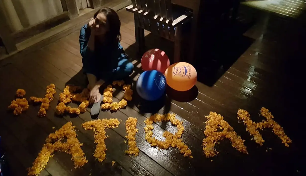 Di foto yang diunggah Rio juga terlihat Atiqah yang duduk bersama dengan rangkaian bunga yang berbentuk tulisan namanya. Rona bahagia terpancar dari wajah ibu satu anak itu. (Instagram/riodewanto)