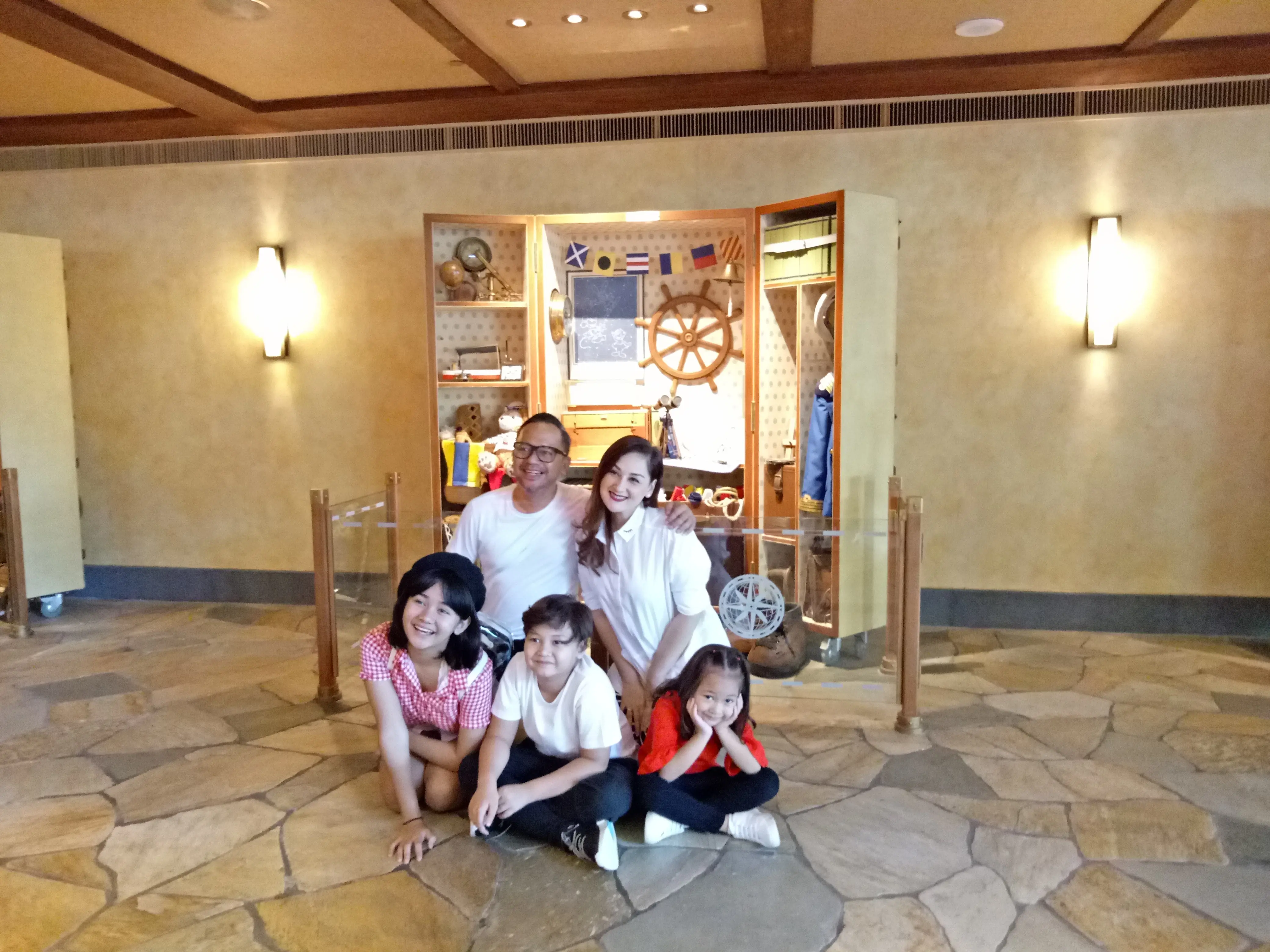 Mona Ratuliu bersama keluarga di Disney Explorers Lodges.