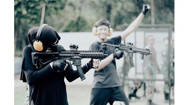 6 Potret Olla Ramlan Pakai Seragam Paskhas TNI AU, Curi Perhatian