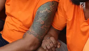 Tato tersangka kasus premanisme di Mapolres Metro Jakarta Barat, Senin (12/11). Polisi menangkap 23 pria dari dua kasus berbeda karena  tindakan perusakan, intimidasi, pengusiran, dan penguasaan lahan di Jakbar. (Liputan6.com/Immanuel Antonius)
