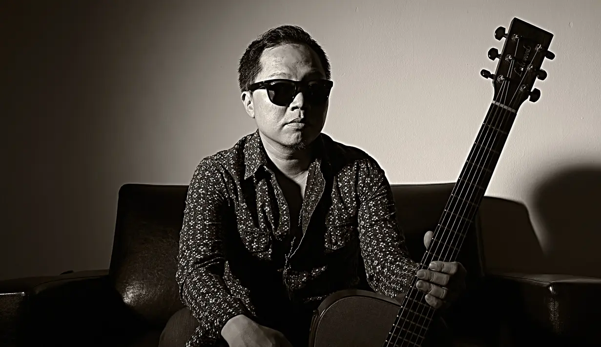 “Saya pengen orang Indonesia kenal lagu-lagu saya. Saya lahir di Indonesia. Saya masih warga negara indonesia. Awalnya hanya ingin mendistribusikan dan kalo liburan ke Indonesia pengen tampil di acara off air. “ ujar Sandhy. (Nurwahyunan/Bintang.com)