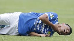 Gelandang Persib Bandung, Dedi Kusnandar, meringis kesakitan usai dilanggar pemain Persija Jakarta pada laga Liga 1 di Stadion GBLA, Jawa Barat, Minggu (23/9/2018). Persib menang 3-2 atas Persija. (Bola.com/M Iqbal Ichsan)