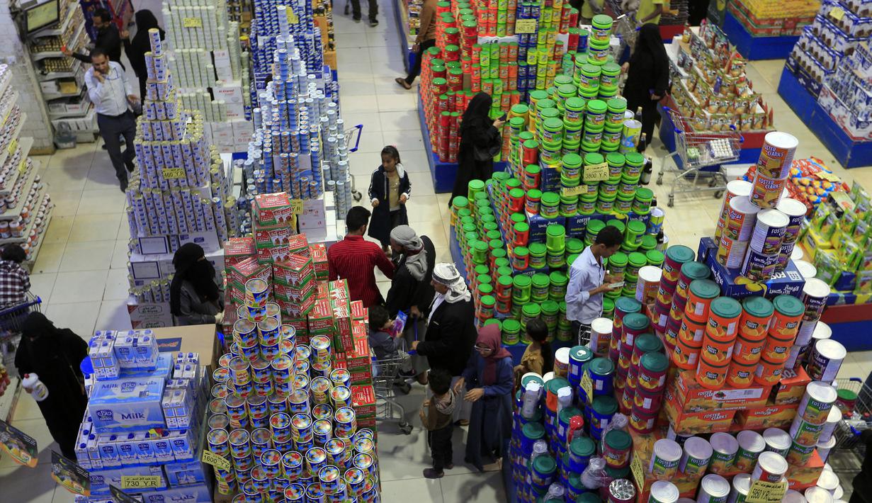 Warga Yaman berbelanja di supermarket menjelang bulan suci Ramadhan yang akan datang, di ibu kota Sanaa pada 30 Maret 2022. Pada Ramadan ini, umat Islam diseluruh dunia akan menjalani ibadah puasa satu bulan penuh. (MOHAMMED HUWAIS / AFP)