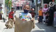 Seorang anak mengikuti lomba balap karung saat acara kegiatan tujuh belas Agustus di Cinere, Depok, Senin (17/8/2020). Warga di sejumlah kampung di wilayah Jabodetabek tetap melakukan beragam kegiatan lomba memperingati HUT ke-75 RI dengan menerapkan protokol kesehatan. (merdeka.com/Arie Basuki)