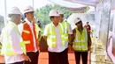 Presiden Joko Widodo atau Jokowi melihat gambar progres pembangunan bendungan di Cibeureum, Kuningan, Jawa Barat, Jumat (25/5). (Liputan6.com/Pool/Biro Pers Setpres)
