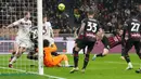 Pemain AC Milan Alessandro Florenzi (kedua kanan) menendang bola ke gawang Salernitana pada pertandingan sepak bola Serie A Liga Italia di Stadion San Siro, Milan, Italia, 13 Maret 2023. Pertandingan berakhir imbang dengan skor 1-1. (AP Photo/Luca Bruno)