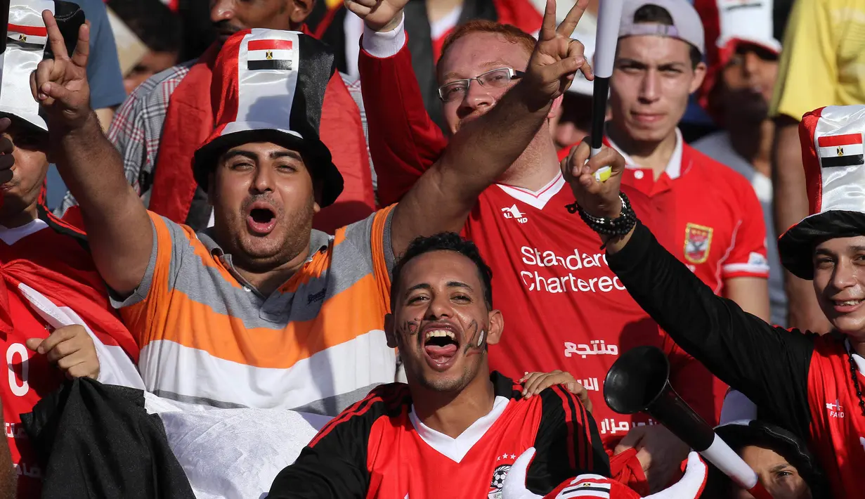 Para suporter Mesir merayakan keberhasilan negaranya lolos ke Piala Dunia 2018 di Stadion Borg El Arab, Alexandria, Senin (8/10/2017). Mesir lolos ke Piala Dunia setelah absen sejak gelaran tahun 1990. (AFP/Tarek Abdel Hamid)