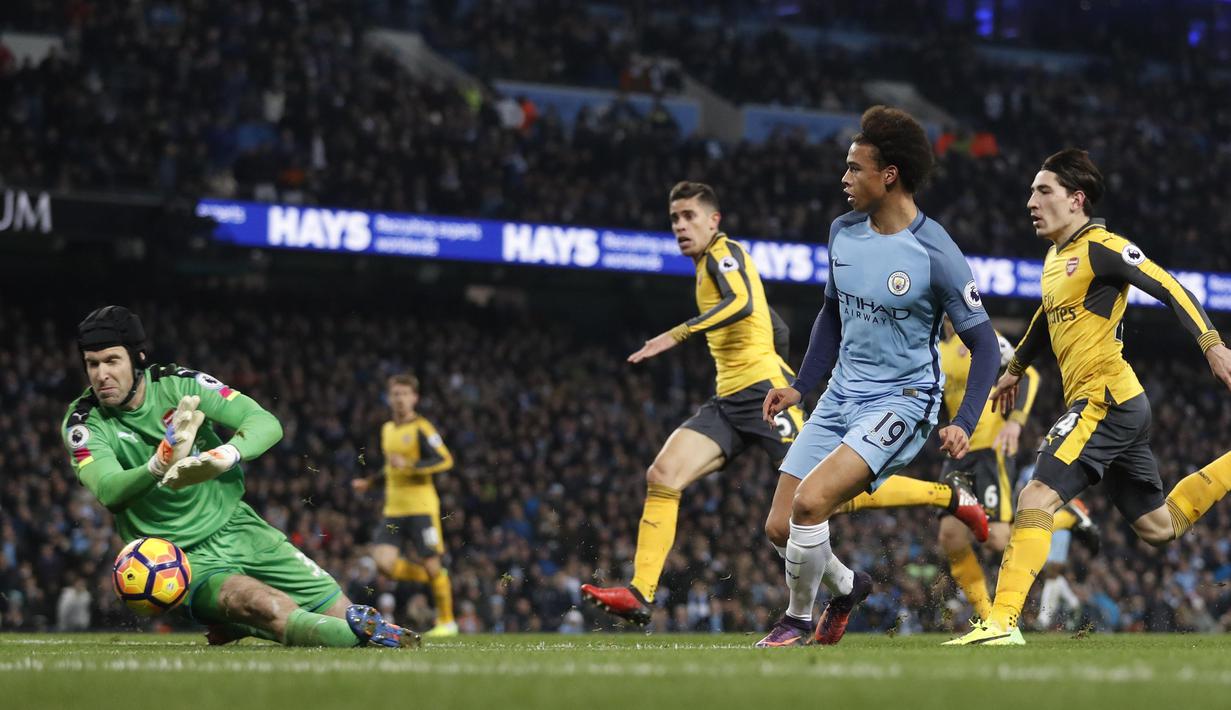 Kiper Arsenal, Petr Cech  berada pada urutan ke-6 denan total penyelamatan 46 kali hingga pekan ke-17 Premier League. (Action Images via Reuters/Carl Recine)