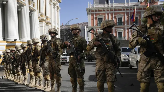 Polisi militer di istana kepresidenan Bolivia dalam upaya kudeta militer. (AP/Juan Karita)